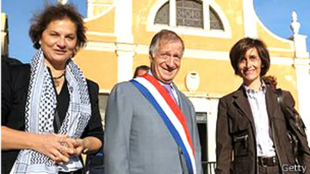 दीना कवर (दाएं) का मानना है कि महिला राजदूत अपने पुरुष सहकर्मियों की अपेक्षा सबसे अलग दृष्टिकोण अपनाती हैं.