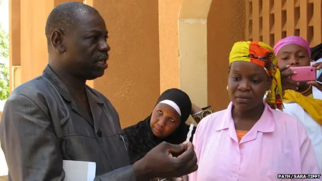 Trabajadores sanitarios con un ejemplar de Sayana Press