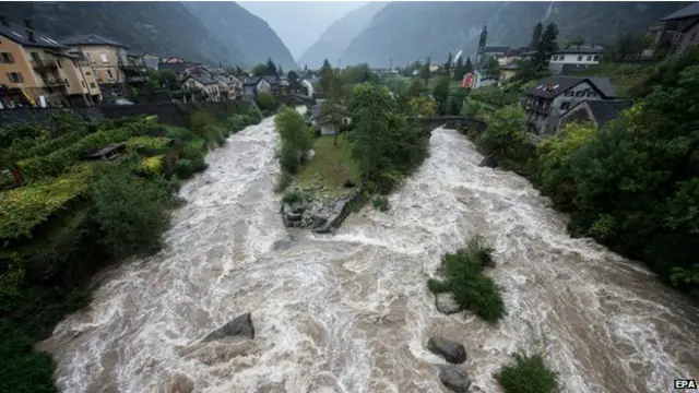 Banjir dan tanah longsor terjadi setelah hujan lebat selama beberapa hari