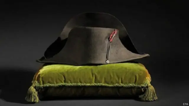 عرضت العائلة المالكة في امارة موناكو هذه القبعة للبيع في مزاد فونتينبلو.