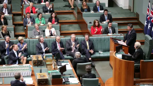 习近平（右）在堪培拉澳大利亚联邦议会众议院发表演说（17/11/2014）