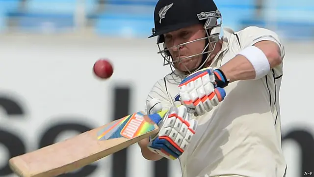 نیوزی لینڈ کی جانب سے کپتان برینڈن میک کلم نے 17 چوکوں اور آٹھ چھکوں کی مدد سے 153 جبکہ کین ویلمسن نے سات چوکوں اور ایک چھکے کی مدد سے 76 رنز بنائے