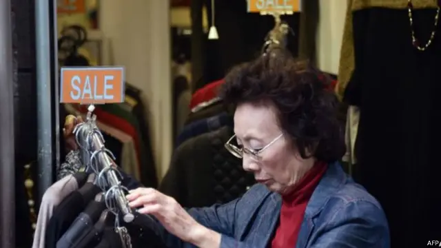 امرأة يابانية تتبضع