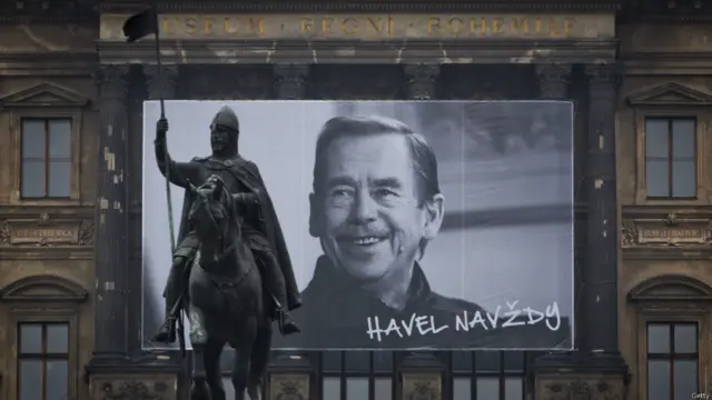 Плакат с портретом Гавела в центре Праги