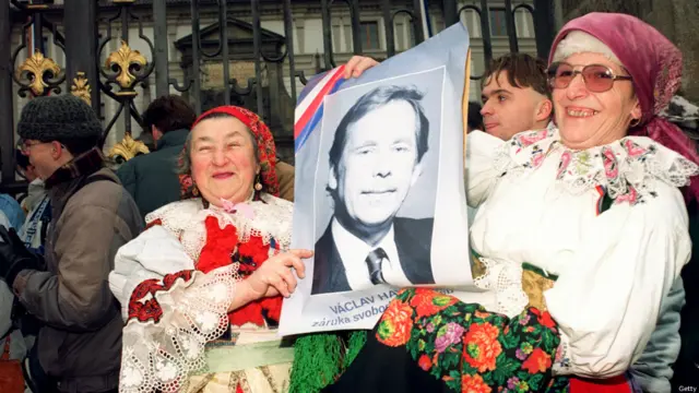 Жительницы Праги с портретом Гавела