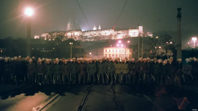 Пражская полиция на мосту