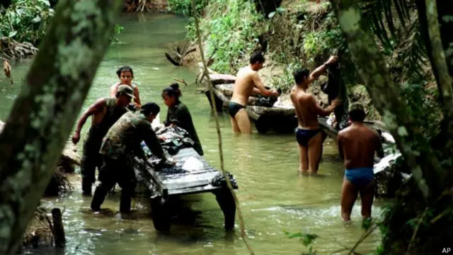 Para gerilyawan di hutan belantara Kolombia, FARC dalam foto tahun 2001.