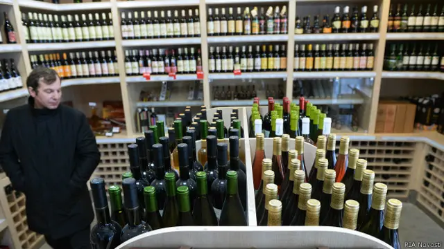 Бутылки вина на витринах