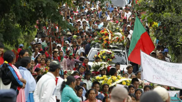 Ribuan warga Indian saat pemakaman dua anggota mereka yang terbunuh oleh FARC, 8 November 2014. 
