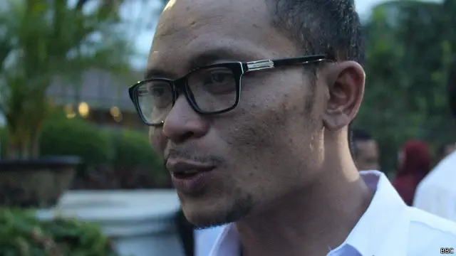 Menteri tenaga kerja Hanif Dhahiri dituntut turun tangan untuk mengambil jalan tengah.