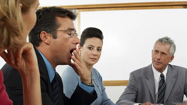 Зевающий во время совещания