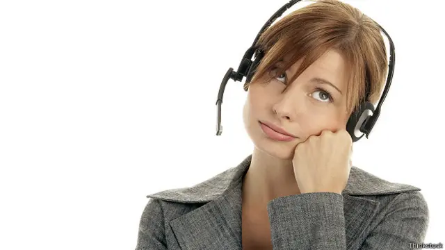 Скучающая оператор колл-центра