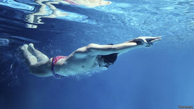 Con la natación se puede hacer ejercicio con un menor riesgo a sufrir lesiones que el correr.