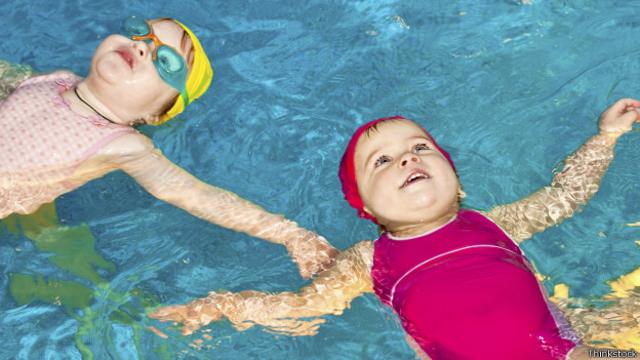 Se puede comenzar a nadar desde muy temprana edad.