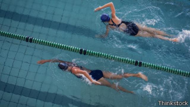 El estilo crol, o que mucha gente conoce como libre, es el más recomendado para nadar más rápido.