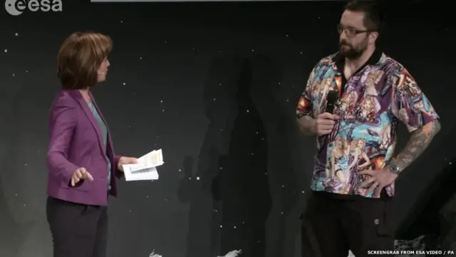 Dr Matt Taylor və aparıcı Monika Jones. ESA.