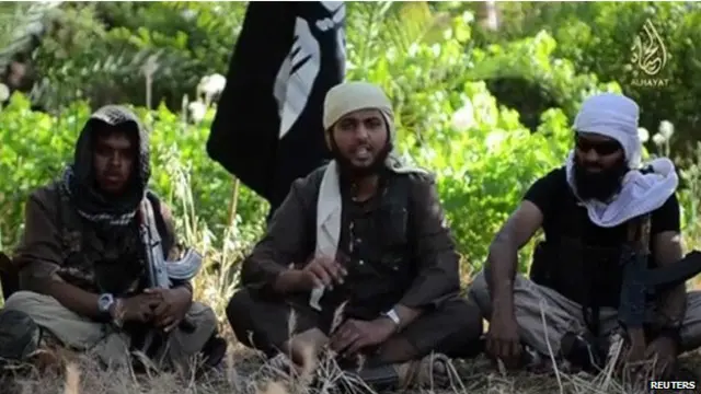 Nasser Muthana, diapit dua pejihad asing lain dalam gambar yang disebarkan ISIS