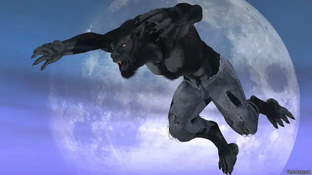 Оборотень на фоне полной Луны