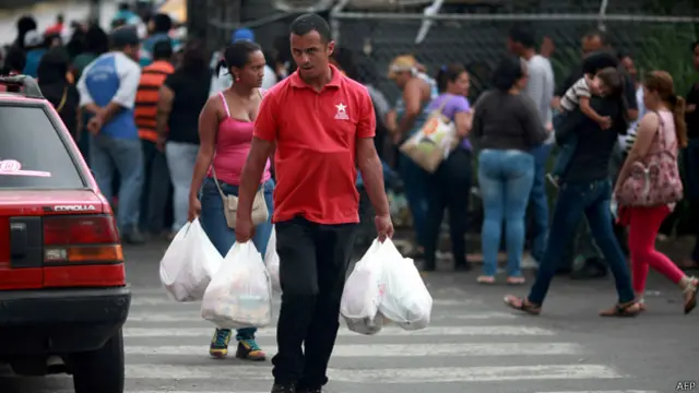 Venezolanos hacen cola