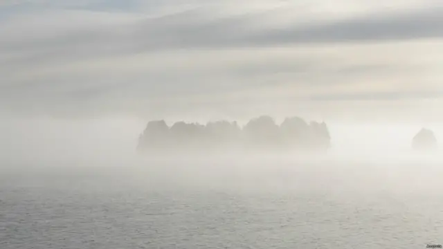 Туман над озером в Карелии.