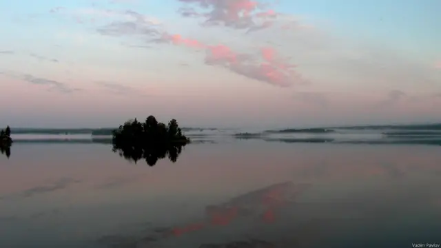 Вечерний туман над озером Вельё на Валдае. Фото Вадима Павлова.