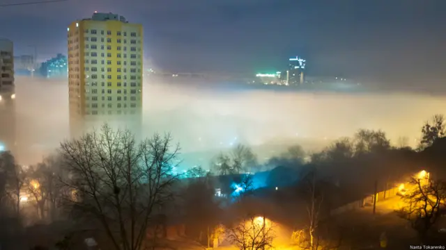 На снимке Анастасии Токаренко в тумане спрятался Московский вокзал Киева: "Киев прекрасен весной и летом, но осенью, когда опадают листья, открываются все трещины на бетонных фасадах, везде грязь и серое уныние. А туман снова превращает его в сказочное и загадочное место, скрывает вокзал и мрачную промзону".