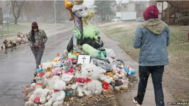 黑人青年布朗被白人警官开枪打死,在当地引发抗议