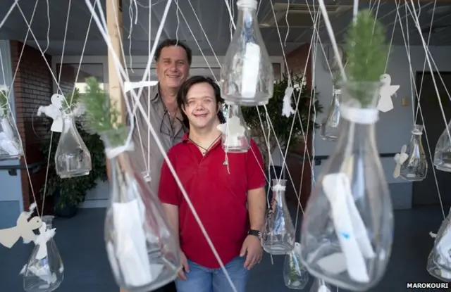 Ioannis Papadatos junto a su hijo Andonis