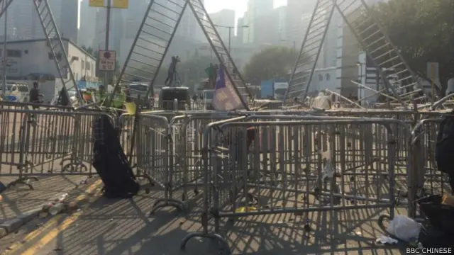 香港中信大厦附近“占中”障碍物开始移除