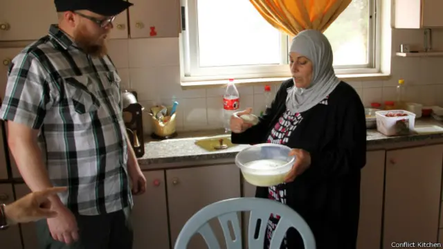 Sayre con una mujer palestina