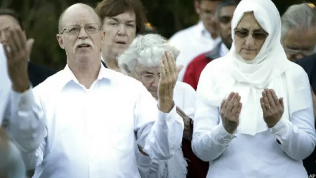 Orang tua Abdul Rahman Kassig memanjatkan doa untuk anak mereka. 