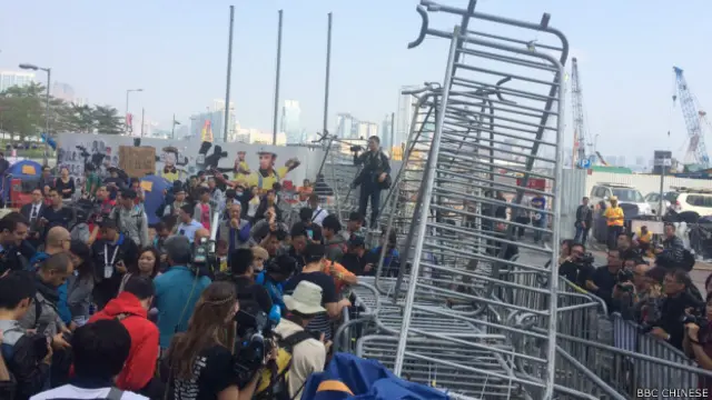 整个清理行动在和平气氛下进行（BBC中文网照片）