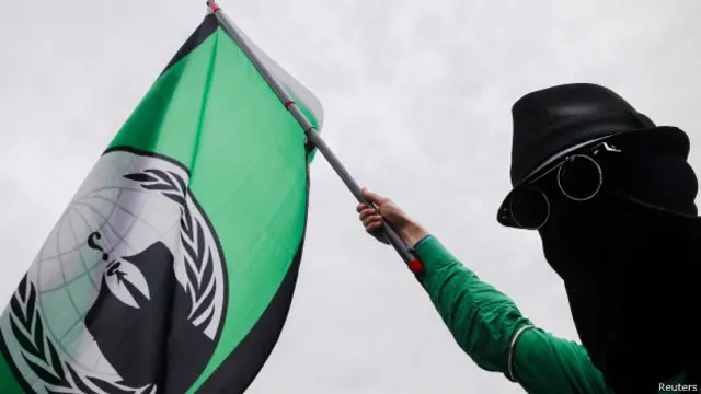 Активисты Anonymous объявили кибервойну ку-клукс-клану