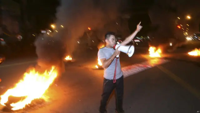 Aksi membakar ban di Medan