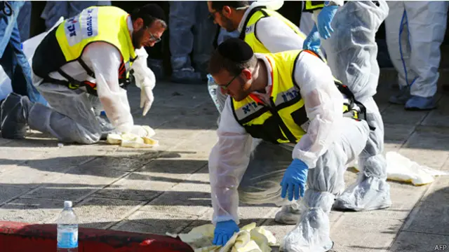 الشرطة الإسرائيلية قالت إنه قتلت المهاجمَين داخل الكنيس.