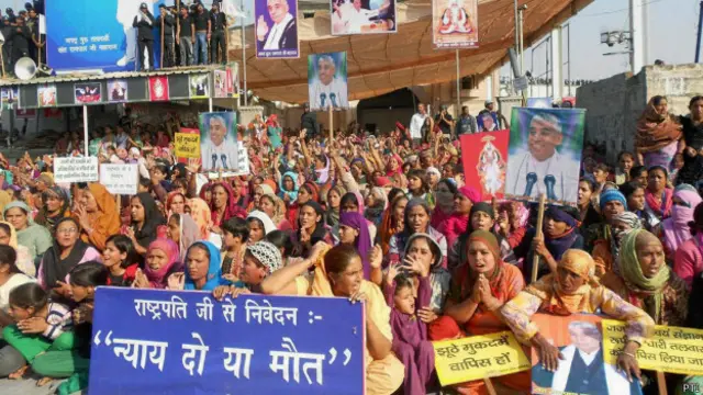 خود ساختہ ہندو گرو کے حامیان انھیں بے قصور مانتے ہیں اور ان کی گرفتاری کی راہ میں حائل ہیں