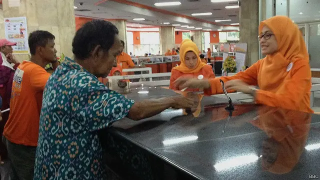 Warga miskin mendatangi kantor pos untuk mencairkan dana keluarga sejahtera.