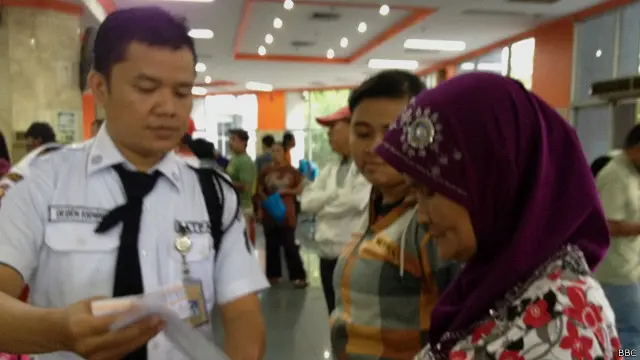 Sebagian orang warga miskin mencairkan seluruh uang dana sejahtera keluarga.