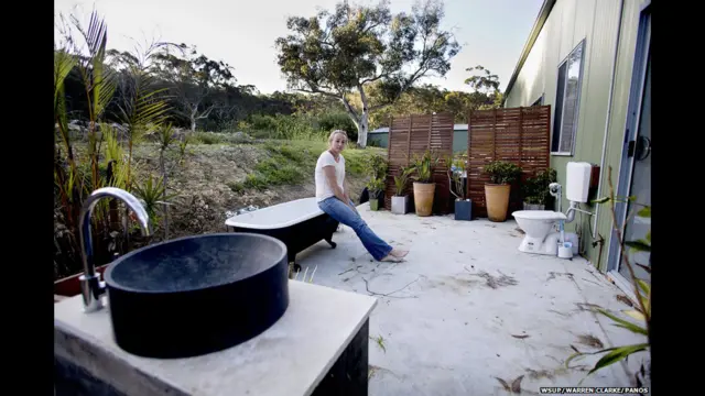 သြစတြေးလျ နိုင်ငံသူ Renee ဆိုတဲ့ အမျိုးသမီးဟာ လူဦးရေ ထူထပ်တဲ့ ဆစ်ဒနီ မြို့တော်ကို စွန့်ခွာ လာခဲ့ပြီး ဆိတ်ငြိမ်တဲ့ တောအရပ်မှာ နေထိုင်ဖို့ ဆုံးဖြတ် ခဲ့ပါတယ်။ ဆစ်ဒနီမြို့ မြောက်ဘက် တစ်နာရီလောက် ကားမောင်းရတဲ့ အရပ်က ၁၀ ဧက ကျယ်တဲ့ မြေကွက်ပေါ်မှာ အိမ်ဆောက် နေထိုင်ခဲ့ပြီး သူ့ရဲ့ အိမ်သာကိုတော့ အိမ်ပြင်မှာ အကာအရံ မရှိ ထားရှိပါတယ်။ အနီးအနားမှာ အိမ်နီးချင်းတွေ မရှိလို့ သူ့ကို ချောင်းကြည့်မယ့်သူ မရှိဘူးလို့ သူက ပြောပါတယ်။
