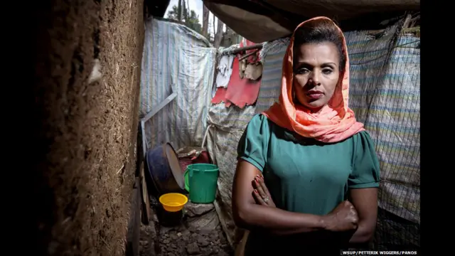 အီသီယိုပီးယား နိုင်ငံ မြို့တော် Addis Ababa က စားသောက်ဆိုင် တစ်ဆိုင်ရဲ့ မန်နေဂျာ Meseret ဟာ သူ့အမေ၊ သူ့ညီမ နှစ်ယောက်၊ သူ့ ကလေး နှစ်ယောက် တို့နဲ့ အတူ အစိုးရက ပေးထားတဲ့ အခန်းတစ်ခန်းသာ ပါတဲ့ အိမ်မှာ နေထိုင်ပါတယ်။ သူ့ယောက်ျားဟာ လွန်ခဲ့တဲ့ ၉ နှစ်က ၂၀၀၅ ရွေးကောက်ပွဲလွန် ကာလ မတည်ငြိမ်မှုတွေမှာ ပစ်ခတ်ခံရလို့ ဆုံးပါးခဲ့တာ ဖြစ်ပါတယ်။ အစိုးရက ပေးထားတဲ့ အိမ်က အများသုံး အိမ်သာဟာ အတန်ငယ် လှမ်းတာကြောင့် လုံခြုံ စိတ်ချရဖို့အတွက် သူ့ မိသားစုဝင်တွေ အားလုံး အိမ်ဘေးမှာပဲ အပေါ့အလေး သွားကြတယ်လို့ ဆိုပါတယ်။