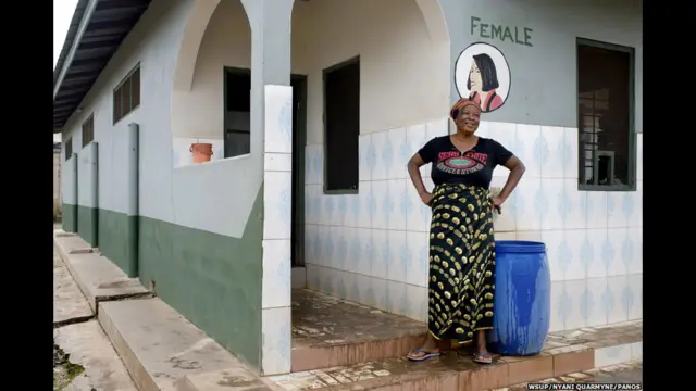 ဂါနာ နိုင်ငံက ၄၇ နှစ်အရွယ် Ima ဟာ Kumasi မြို့မှာ အိမ်သာ စောင့်တဲ့ အလုပ်ကို လုပ်သူပါ။ သူ့မှာ ၁၄ နှစ်ကနေ ၂၂ နှစ် ကြား ကလေး ၄ ယောက် ရှိပါတယ်။ သူ့အိမ်မှာတော့ အိမ်သာ မရှိပါဘူး။ နေ့ခင်းဘက်မှာဆို သူ အစောင့်လုပ်တဲ့ အိမ်သာကို သုံးပြီး ညဘက်မှာတော့ ပလတ်စတစ် အိတ်ကို သုံးတယ်လို့ ပြောပါတယ်။