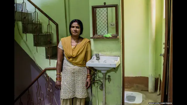 အိန္ဒိယက ၃၅ နှစ်အရွယ် Sangita ဟာ လွန်ခဲ့တဲ့ ၁၀ နှစ်က ဒေလီ မြို့ကို ပြောင်းလာခဲ့သူပါ။ အဲဒီ မတိုင်ခင်ကတော့ ကျေးရွာ တစ်ရွာမှာ နေခဲ့ဖူးပြီး လယ်ကွင်းတွေ ထဲမှာ ဆောက်ထားတဲ့ အများသုံး အိမ်သာတွေကို တက်ခဲ့ရတယ်လို့ ပြောပါတယ်။ အဲဒီ အဖြစ်ကို ရှက်တာကြောင့် ဒေလီမြို့မှာ ကိုယ်ပိုင် အိမ်သာ တစ်လုံးတော့ အနည်းဆုံး ပိုင်ရမယ်လို့ သူ ဆုံးဖြတ်ခဲ့တယ်လို့ ဆိုပါတယ်။
