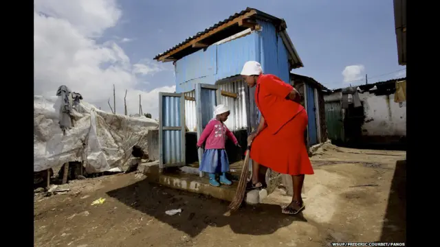 ကင်ညာနိုင်ငံက Eunice ဟာ Naivasha မြို့မှာ စာသင်ကျောင်း တစ်ကျောင်းကို ပူးတွဲ တည်ထောင် ဖွင့်လှစ် ထားသူ ဖြစ်ပါတယ်။ သူ့ကျောင်းမှာ အစက ကျောင်းသား ၂၅၀ ရှိခဲ့ပြီး အိမ်သာ ၂ လုံး ထားရှိပေးခဲ့ပါတယ်။ ဒါပေမယ့် အဲဒီ အိမ်သာ ၂ လုံးကို အနီးအနားက တခြား လူတွေပါ လာတက်ကြလို့ ညစ်ပတ် နံစော်ပြီး ကလေးတွေအတွက် အဆင်မပြေ ဖြစ်ကာ အိမ်သာ အသုံးပြုဖို့ ကလေးတွေက ငြင်းဆန် ခဲ့ကြပါတယ်။ အခုတော့ ကလေးတွေ အကြိုက်တွေ့မယ့် ကလေးတွေ အတွက် သီးသန့် အိမ်သာကို သူတို့ လင်မယားက တီထွင် ပေးလိုက်ပါတယ်။ လူကြီးတွေ ဝင်ရင် ကိုယ်နဲ့ မဆံ့အောင် ဆောက်ထားတာပါ။ ဒီအိမ်သာတွေကြောင့် ကျောင်းသား မိဘတွေလည်း သဘောကျလိမ့်မယ်လို့ သူက ဆိုပါတယ်။