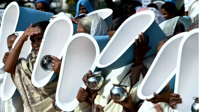 بھارتی وزیراعظم نے کھلے میدانوں کو عوامی ٹوئلٹ میں تبدیل کرنے کے رواج کا خاتمہ کرنے کا اعلان کیا تھا