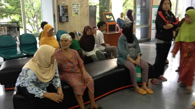 Warga antri untuk mencairkan dana kesejahteraan keluarga di Kantor pos Pasar Baru, Jakarta Pusat.