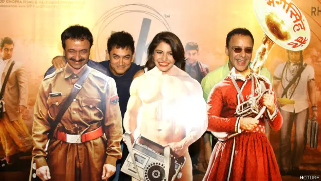 فلم میں انوشکا کا حلیہ بدلا بدلا سا ہے اور وہ صحافی کا کردار ادا کر رہی ہیں