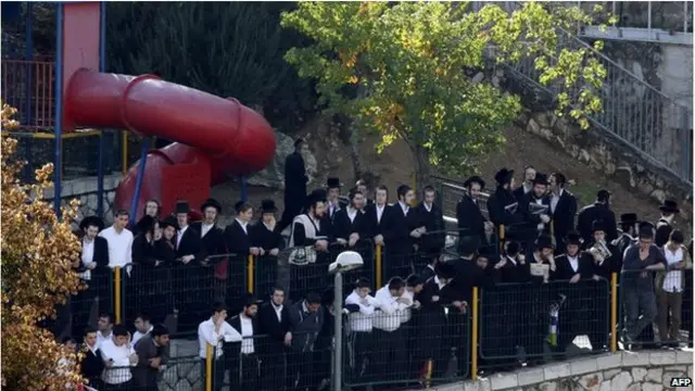 В западном пригороде Иерусалима, где произошло нападение, проживает много ортодоксальных евреев