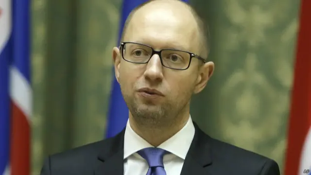 رئيس الوزراء الأوكراني أرسيني ياتسينيوك خلال مؤتمر صحفي في كييف.