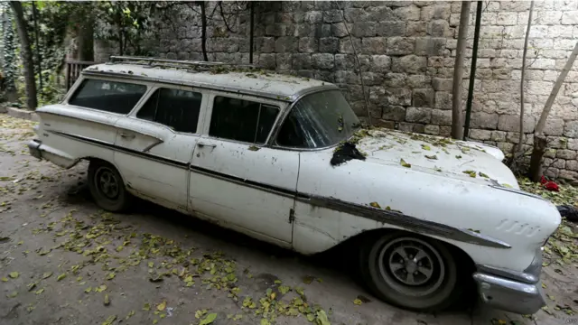 سيارة شيفروليه موديل 1958 تعود لصاحب فندق بارون، آرمين مظلوميان. فندق بارون اقدم فنادق مدينة حلب، وقد تأثر، كما تأثرت سائر معالم المدينة، بالحرب الدائرة في سوريا منذ عام 2011.