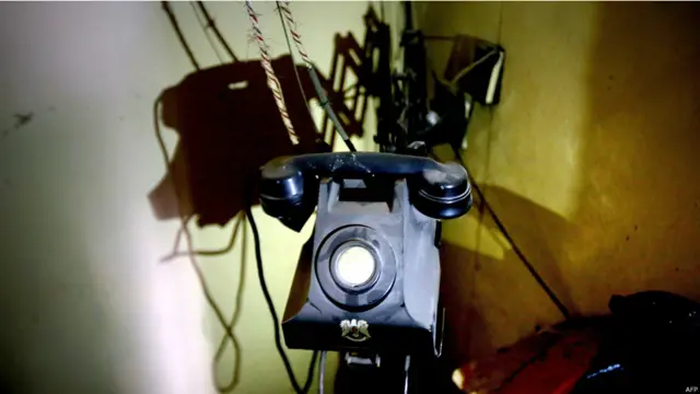 كشك الهاتف في فندق بارون الذي يقع في الجزء الذي يسيطر عليه الجيش الحكومي من حلب. اسس الفندق في عام 1911 من قبل جد آرمين مظلوميان، بارون، وكان في تلك الايام افخم فنادق المدينة.